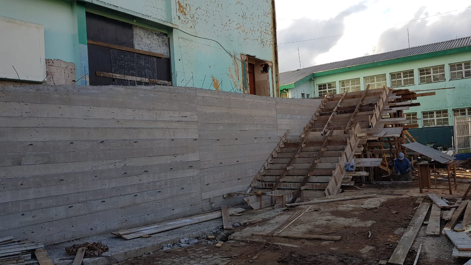 Além de passar por uma reforma do auditório e do ginásio, o IEE Cristóvão de Mendonza teve um muro de contenção reconstruído